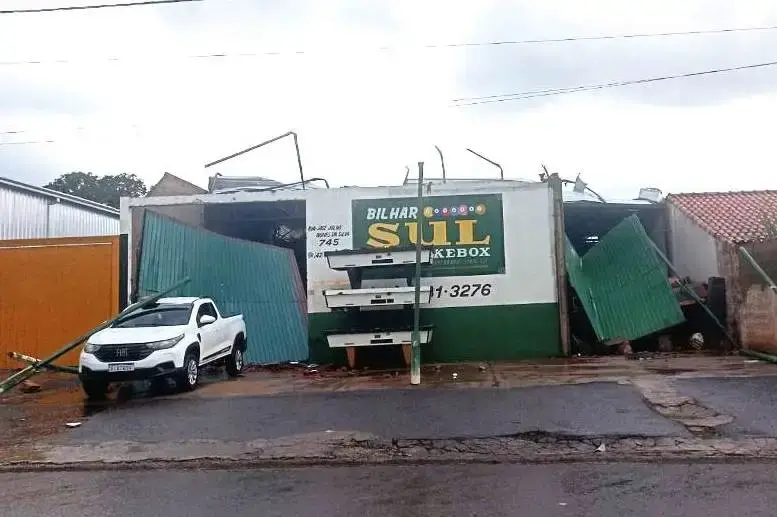 Amambai: tempestade derruba árvores, destelha imóveis e deixa rastro de destruição Amambai: tempestade derruba árvores, destelha imóveis e deixa rastro de destruição