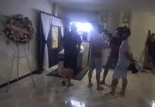 Familiares e amigos se despedem de mulher morta a facadas; marido está foragido