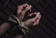 Criança é encontrada sozinha com boca e mãos amarradas em estrada de terra
