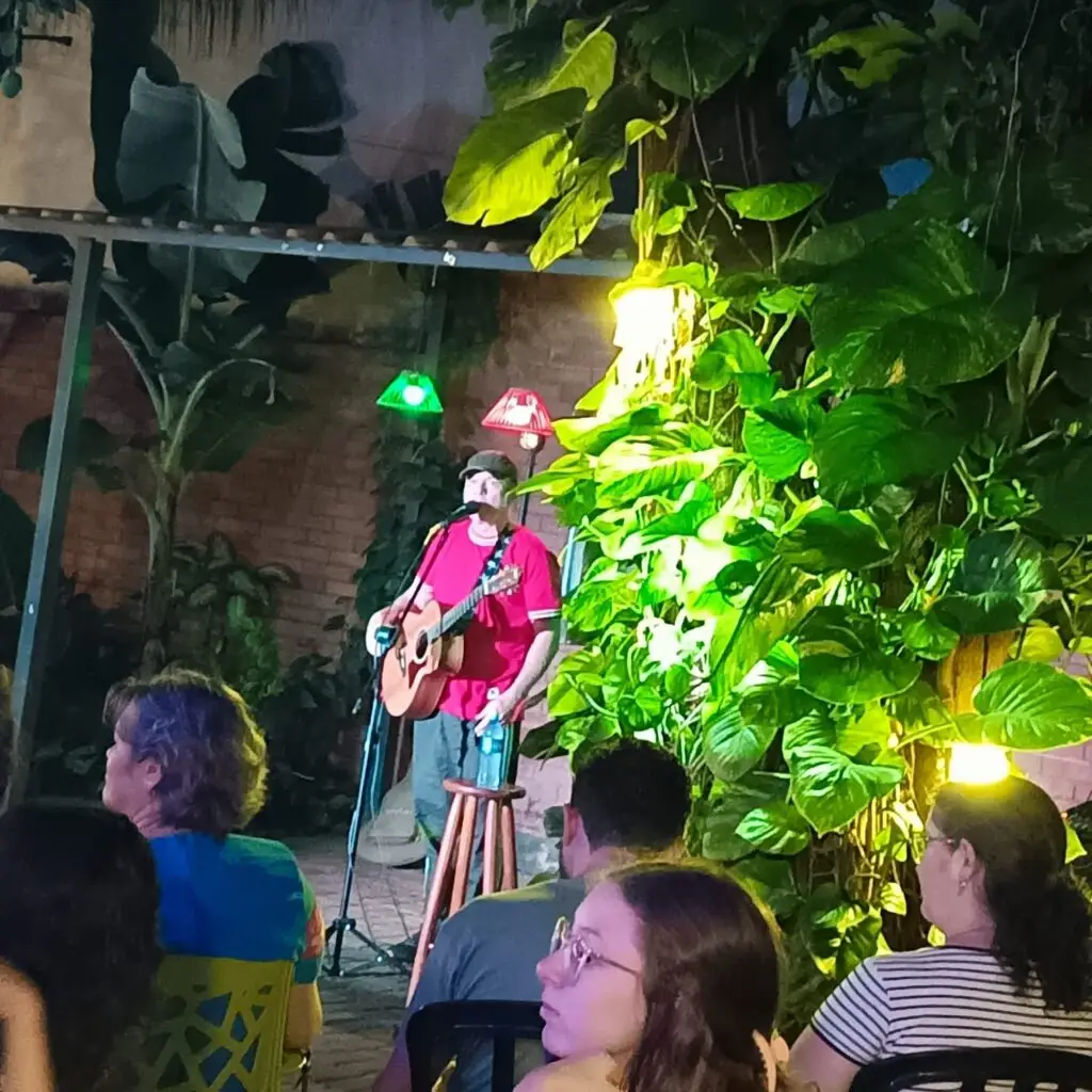 Noite de Gala no Casulo: João Martinelli lança 'Maquiagem' com casa cheia