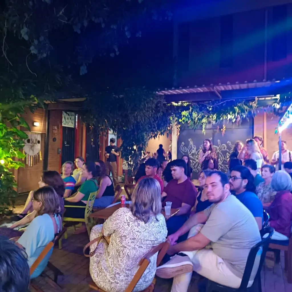 Noite de Gala no Casulo: João Martinelli lança 'Maquiagem' com casa cheia