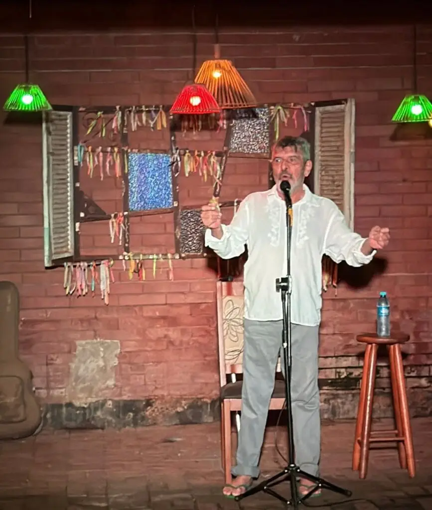 Noite de Gala no Casulo: João Martinelli lança 'Maquiagem' com casa cheia