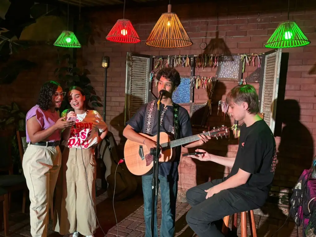 Noite de Gala no Casulo: João Martinelli lança 'Maquiagem' com casa cheia