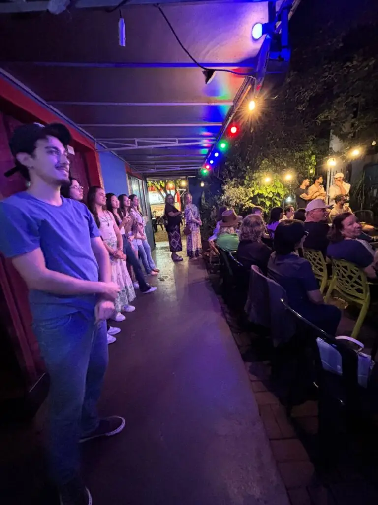 Noite de Gala no Casulo: João Martinelli lança 'Maquiagem' com casa cheia