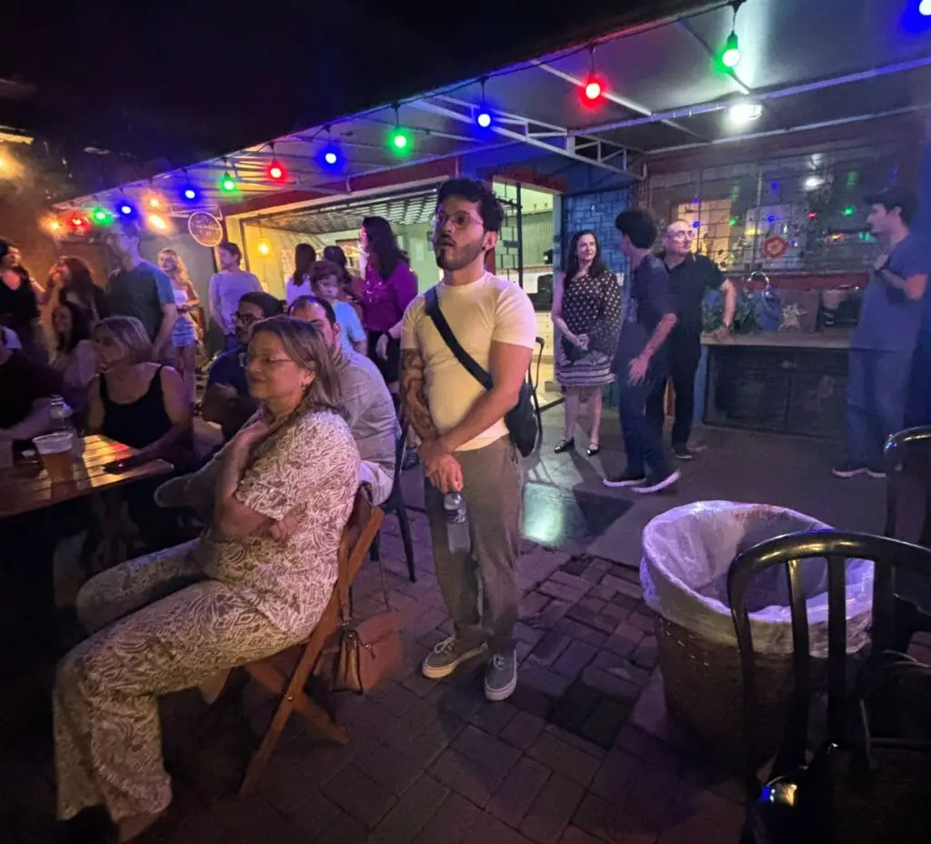 Noite de Gala no Casulo: João Martinelli lança 'Maquiagem' com casa cheia