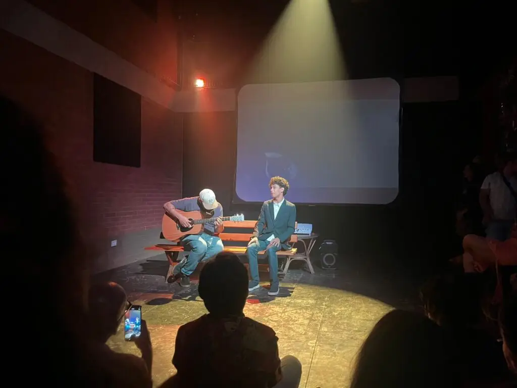 Noite de Gala no Casulo: João Martinelli lança 'Maquiagem' com casa cheia