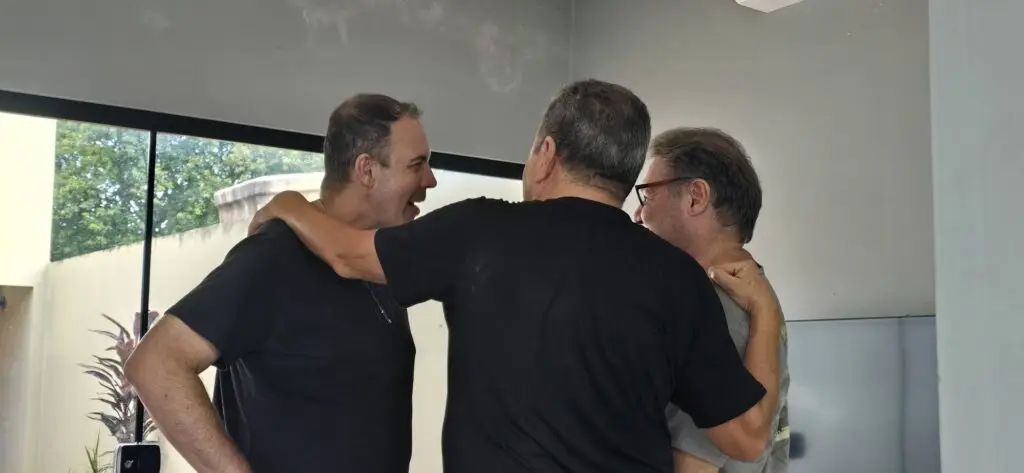 Confraternização: Ricardo Ojeda reúne amigos da imprensa na residência do casal Coca