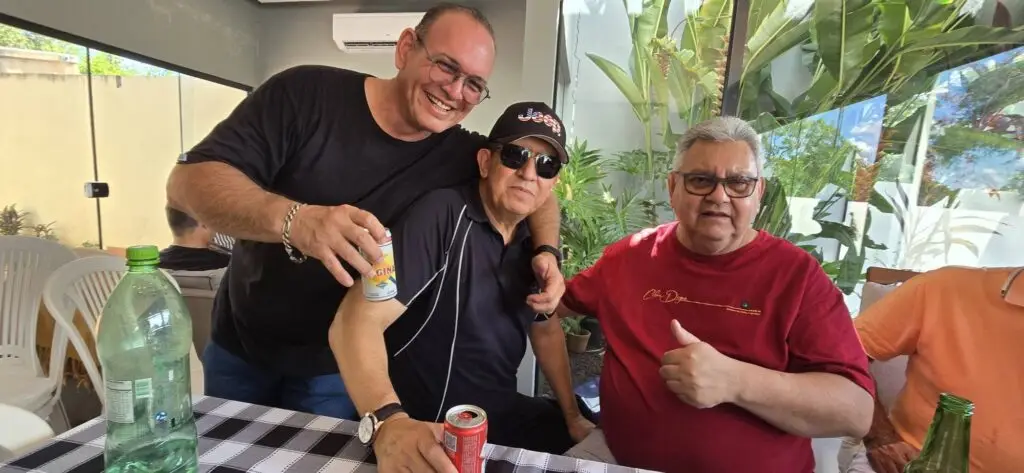 Confraternização: Ricardo Ojeda reúne amigos da imprensa na residência do casal Coca