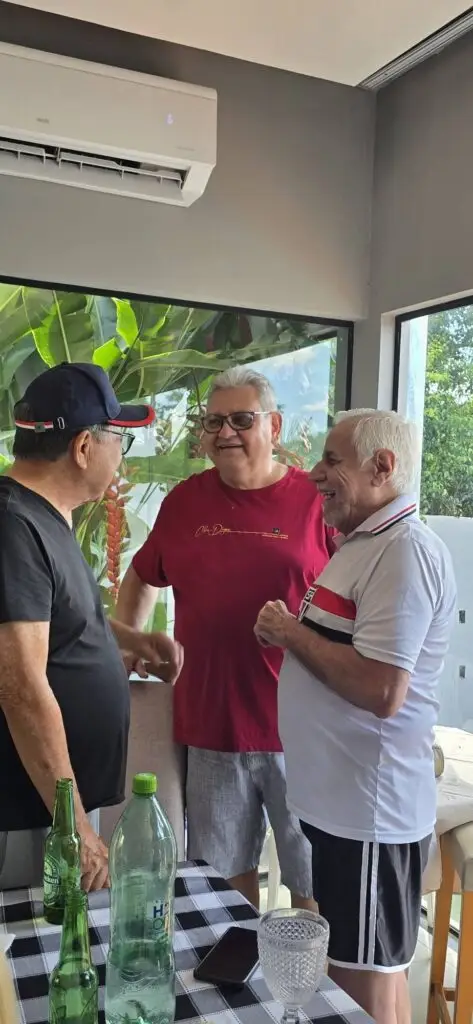 Confraternização: Ricardo Ojeda reúne amigos da imprensa na residência do casal Coca