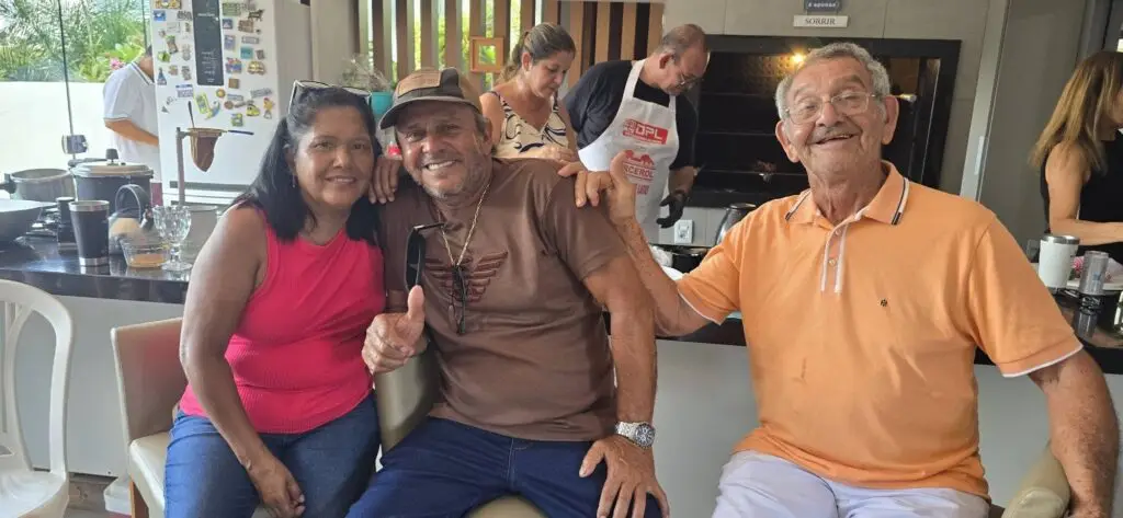 Confraternização: Ricardo Ojeda reúne amigos da imprensa na residência do casal Coca