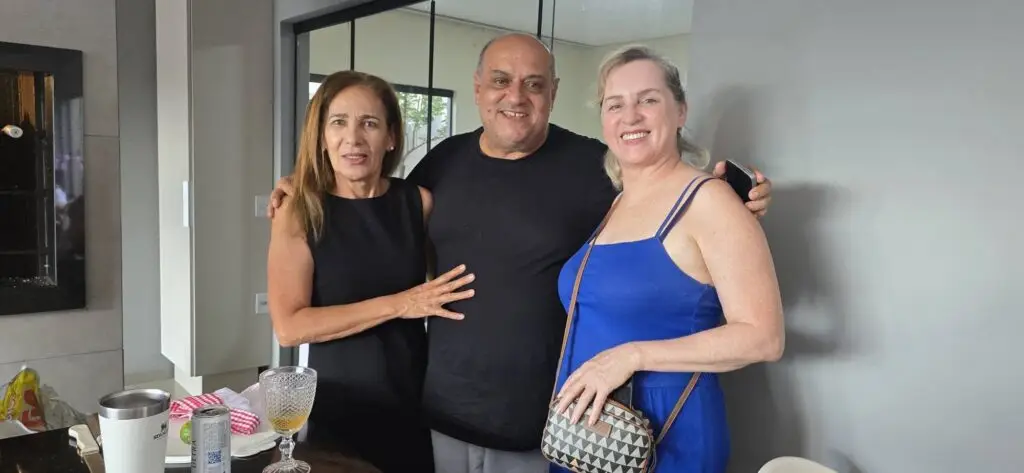 Confraternização: Ricardo Ojeda reúne amigos da imprensa na residência do casal Coca