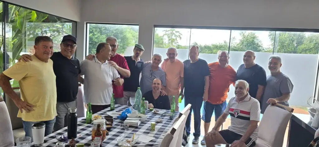 Confraternização: Ricardo Ojeda reúne amigos da imprensa na residência do casal Coca