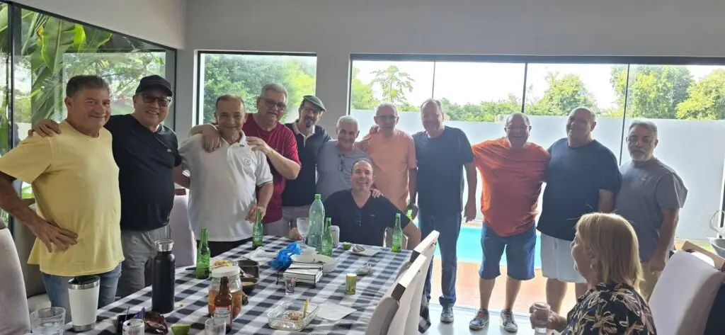 Confraternização: Ricardo Ojeda reúne amigos da imprensa na residência do casal Coca