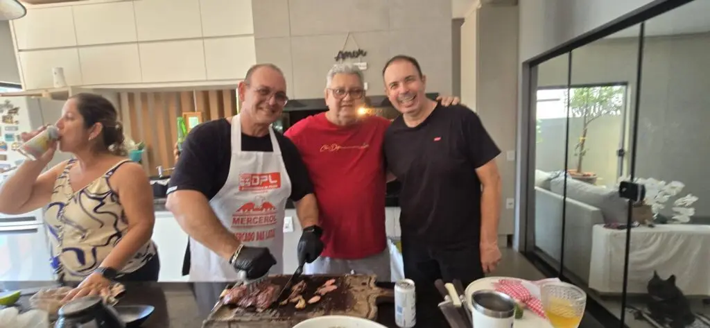 Confraternização: Ricardo Ojeda reúne amigos da imprensa na residência do casal Coca