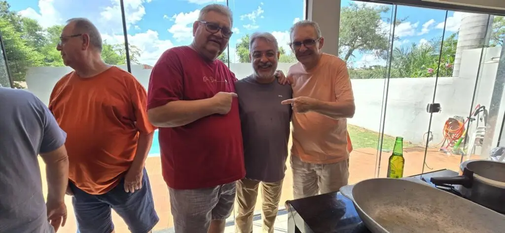 Confraternização: Ricardo Ojeda reúne amigos da imprensa na residência do casal Coca