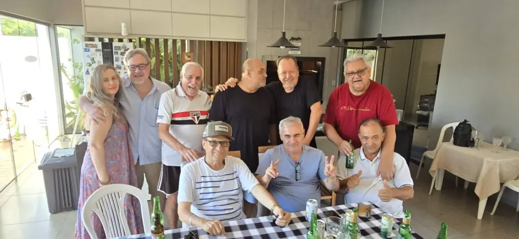 Confraternização: Ricardo Ojeda reúne amigos da imprensa na residência do casal Coca