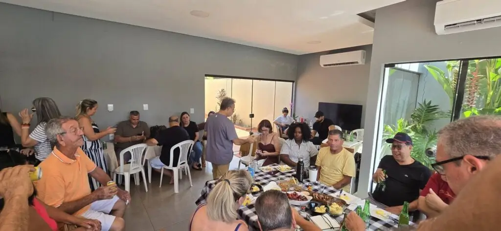 Confraternização: Ricardo Ojeda reúne amigos da imprensa na residência do casal Coca