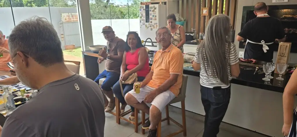 Confraternização: Ricardo Ojeda reúne amigos da imprensa na residência do casal Coca