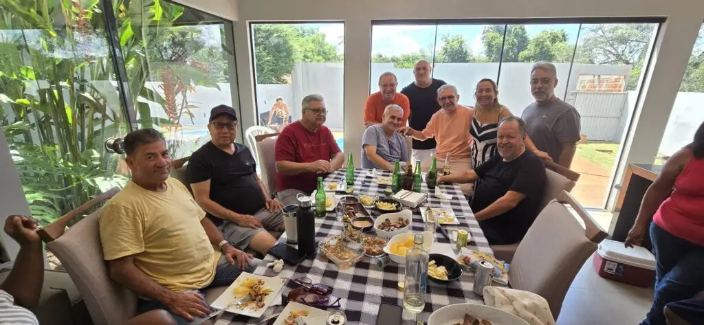 Confraternização: Ricardo Ojeda reúne amigos da imprensa na residência do casal Coca