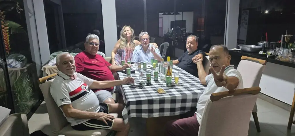 Confraternização: Ricardo Ojeda reúne amigos da imprensa na residência do casal Coca