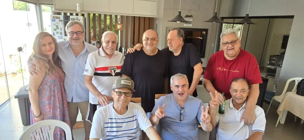 Confraternização: Ricardo Ojeda reúne amigos da imprensa na residência do casal Coca