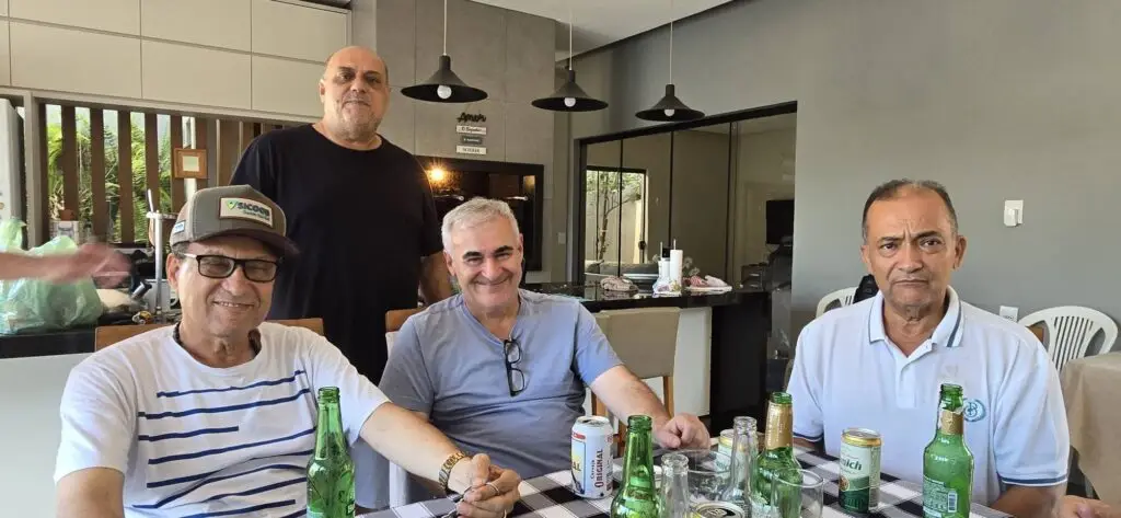 Confraternização: Ricardo Ojeda reúne amigos da imprensa na residência do casal Coca