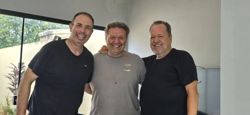 Confraternização: Ricardo Ojeda reúne amigos da imprensa na residência do casal Coca